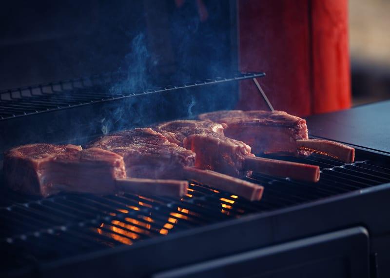 Гриль, стейки на огне