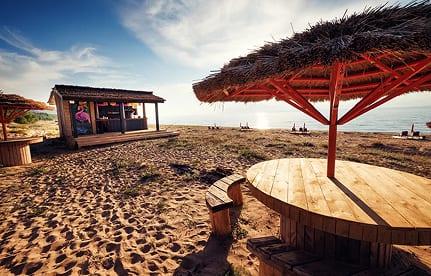 Пляж с зонтиками