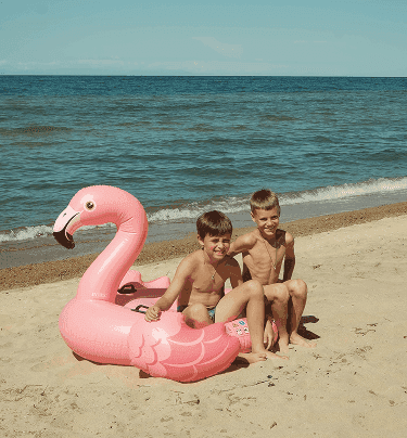 Дети на фламинго